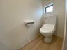 大字黒田（黒田駅） 2180万円・2190万円 現地写真（トイレ） 汚れてもサッとひと拭きでお手入れ簡単、エコ仕様の温水洗浄便座付きのトイレです。 バリアフリーにも配慮しています。