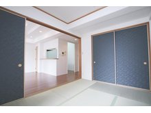 キングマンション　フォルターナ鴫野 バルコニーに面した明るい和室は6帖の広さです。