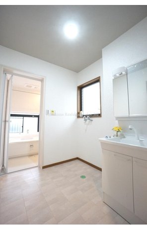 川西市けやき坂2丁目　戸建住宅 洗面所はとても広く、脱衣等にとても便利です。