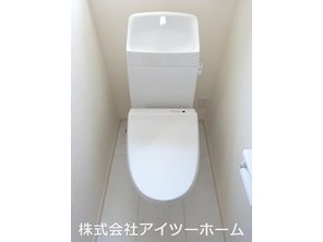 リーブルガーデン香芝市尼寺３丁目　【一戸建て】 1階トイレにはウォシュレットを標準装備！くるっと洗浄・セフィオンテクト・ふち無し便器でお手入れしやすいです♪