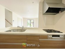 南桜塚１（曽根駅） 5550万円 開放感のあるカウンターキッチンでお料理が更に楽しくなります！床下収納庫付きでキッチン周りをスッキリお使い頂けます！