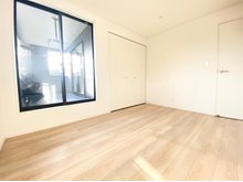 Cradle　garden　奈良市中町　第４期　全２邸　【一戸建て】 現地写真（寝室） 木目の美しさを際立たせるシンプルデザインの建具を使用しています。