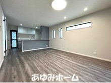 上土室５（摂津富田駅） 4580万円 【リビング写真】 リビング１６帖は和室と隣接しているために、お子様の寝るお部屋としてお使い頂けます♪