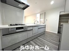 上土室５（摂津富田駅） 4380万円 【キッチン写真】 食洗機標準装備のシステムキッチン！タッチレス水栓も標準で豪華仕様のキッチンです♪