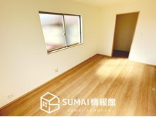 Heartful-Town　姫路市大津区天満　限定１邸　【一戸建て】 現地写真(寝室) 木目の美しさを際立たせるシンプルデザインの建具を使用しています。