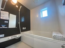 大字鍵（石見駅） 2280万円・2480万円 現地写真（浴室） 浴室暖房乾燥機付き。１坪タイプで広々です。