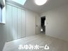 川西町３（高槻駅） 5480万円 【洋室写真】 大きなクローゼットのある洋室です♪天窓から明るい光が入ってきますね♪