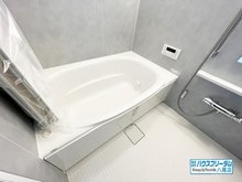 エリオス東大阪 浴室はリフォーム済となっております♪ 近年のユニットバスの仕様になりますので、お手入れやお掃除などが楽々ですよ☆ また棚もついておりますので、小物関係を置いて頂くが出来ます♪