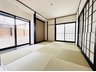 奈良市西登美ケ丘8丁目戸建 6帖和室です。鴨居や床柱などを黒で統一することで、和モダンな印象がより強くなっています♪