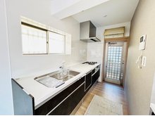 奈良市西登美ケ丘8丁目戸建 システムキッチンは2023年12月のリフォームで新調済みです。ダークの色合いが、白を基調とした壁とマッチしてシックな空間を創り出します♪