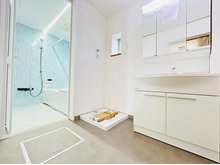 奈良市西登美ケ丘8丁目戸建 洗面室はシンプルながらもしっかりと空間をとり、床下収納もございます。三面鏡タイプの洗面台はシャンプードレッサーとなっています♪