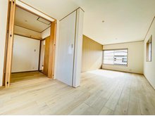 奈良市西登美ケ丘8丁目戸建 2階11帖洋室です。ウォークインクローゼットは、廊下側にも扉がついているので、ファミリークローゼットとして利用することも可能です♪