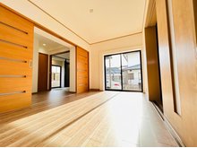 奈良市西登美ケ丘8丁目戸建 1階5.2帖洋室です。南東からの採光が部屋全体を明るく照らします♪
