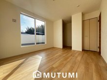 LIGNAGE　奈良市中山町　第２３－１期　全４邸　【一戸建て】 現地写真（寝室） 木目の美しさを際立たせるシンプルデザインの建具を使用しています。