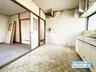 横沼町１（長瀬駅） 3580万円 リビング床材のデザインはシンプルなデザインを採用しておりますので、家電や家具などの色味が合わせやすくなっておりますので非常に便利ですね♪ ご家族でのインテリアをお楽しみ頂けます♪