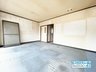 横沼町１（長瀬駅） 3580万円 洋室床材のデザインはシンプルなデザインを採用しておりますので、家電や家具などの色味が合わせやすくなっておりますので非常に便利ですね♪ ご家族でのインテリアをお楽しみ頂けます♪