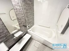 ディオ・フェルティ東大阪吉田 浴室は爽やかなホワイトをベースとした清潔感のあるデザインとなっております♪ 浴槽もゆったり腰掛けて頂けるタイプになりますので、家事でお忙しい奥様やお仕事で疲れたご主人様など体を癒して頂けます♪