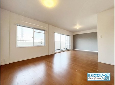 ディオ・フェルティ東大阪吉田 リビングは全面壁紙と床材のリフォーム済みとなっております♪ 壁紙と床材が新しくなっておりますので、お部屋の雰囲気も全体的に明るい印象になっております♪ 気持ちいい新生活をお送り頂けます♪
