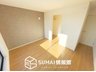 魚住町西岡（魚住駅） 3398万円 現地写真(寝室) 木目の美しさを際立たせるシンプルデザインの建具を使用しています。