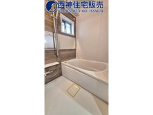サンロイヤル加古川リバージュ壱番館 浴室には窓がございます。一般的なマンションサイズの浴室です。現地（2023年9月14日）撮影