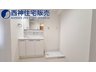 サンロイヤル加古川リバージュ壱番館 洗面化粧台は三面鏡付きの収納豊富なタイプです。洗濯パンがございます。現地（2023年9月14日）撮影