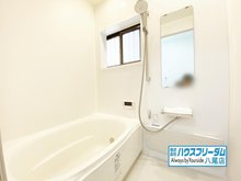 菱屋西４（河内小阪駅） 2380万円 浴室はリフォーム済となっております♪ 近年のユニットバスの仕様になりますので、お手入れやお掃除などが楽々ですよ☆ また棚もついておりますので、小物関係を置いて頂くが出来ます♪