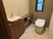 田口１ 2780万円 手洗別の広いトイレは高級感あり！ 室内（2024年3月）撮影