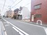 kiNOie東大阪市下小阪２丁目　自由設計住宅　ご自慢ハウスプロジェクト 現地（2024年4月）撮影。 前面道路は歩道がありお子様の外出の際なども安心です。現地を是非ご確認ください。現地見学予約受付中。お問い合わせお待ちしております。