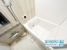 東山本町８（河内山本駅） 1720万円 浴室は爽やかなホワイトをベースとした清潔感のあるデザインとなっております♪浴槽もゆったり腰掛けて頂けるタイプになりますので、家事でお忙しい奥様やお仕事で疲れたご主人様など体を癒して頂けます♪