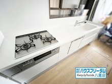 東山本町８（河内山本駅） 1720万円 キッチンは清潔感のあるホワイトをベースとしたデザインになっております♪ 収納も豊富にございますので、調理器具などを収納して頂きスッキリお使い出できますよ☆毎日のお片付けにも困りませんね♪