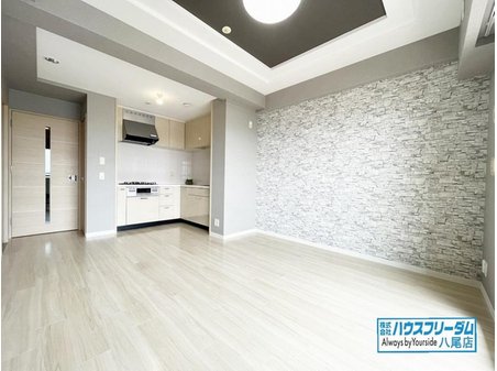 エスリード小阪駅前 リビングは全面壁紙と床材のリフォーム済みとなっております♪ 壁紙と床材が新しくなっておりますので、お部屋の雰囲気も全体的に明るい印象になっております♪ 気持ちいい新生活をお送り頂けます♪
