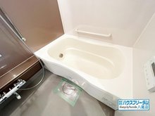 エスリード小阪駅前 浴室はリフォーム済となっております♪ 近年のユニットバスの仕様になりますので、お手入れやお掃除などが楽々ですよ☆ また棚もついておりますので、小物関係を置いて頂くが出来ます♪