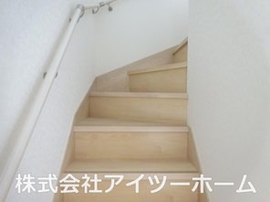 クレイドルガーデン香芝市上中第５　【一戸建て】 階段室 手摺が付いております。 上り下りがご安全です。