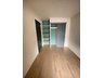 ロイヤルアークグランデールタワー放出 オープン収納とウォークスルークローゼットをご利用いただける洋室です。