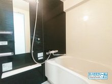 サンメゾン若江岩田 浴室はリフォーム済となっております♪ 近年のユニットバスの仕様になりますので、お手入れやお掃除などが楽々ですよ☆ また棚もついておりますので、小物関係を置いて頂くが出来ます♪