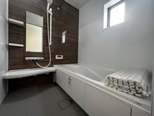LIGNAGE　奈良市川上町　第２２－２期　全３邸　【一戸建て】 現地写真（浴室） 浴室暖房乾燥機付き。１坪タイプで広々です。