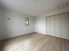 LIGNAGE　奈良市川上町　第２２－２期　全３邸　【一戸建て】 現地写真（寝室） 木目の美しさを際立たせるシンプルデザインの建具を使用しています。