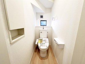 クレイドルガーデン和歌山市西庄第１０　【一戸建て】 同仕様 １階はもちろん２階にもトイレがございます。 どちらもウォシュレット完備