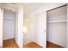 橋本不動産　寝屋川市 南水苑町　　【一戸建て】 各居室のお部屋にはもちろん、3Fホールにも収納スペースを確保。