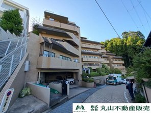 シティパル生駒ヴィラ・コリーナ 大阪府や奈良県内各地にアクセス便利な近鉄生駒駅から徒歩約10分、三方角住戸が嬉しい3LDKのご紹介です♪