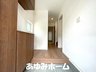 岸和田３（野崎駅） 3980万円 【玄関・ホール】 木目調の落ち着いた玄関です。ホールにも物入があります。