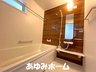 岸和田３（野崎駅） 3980万円 【浴室写真】 １６１６サイズ１坪タイプの換気暖房浴乾燥機付き♪カラリ床等を標準装備し床が滑りにくく、お子様なども安心して入浴して頂けます♪