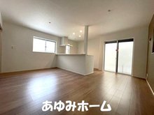 岸和田３（野崎駅） 3980万円 【リビング】 明るいLDKはカウンターキッチンを採用し、家事をしながら全体を見渡せるようになっております。