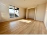 東円堂（愛知川駅） 1980万円・2080万円 現地写真（寝室） 木目の美しさを際立たせるシンプルデザインの建具を使用しています。