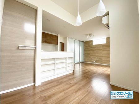 八尾市都塚北１丁目 リビング床材のデザインはシンプルなデザインを採用しておりますので、家電や家具などの色味が合わせやすくなっておりますので非常に便利ですね♪ ご家族でのインテリアをお楽しみ頂けます♪