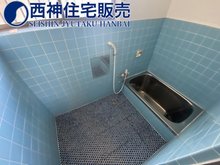 玉津町西河原 1580万円 浴室になります。小窓ございますので通気・換気良好でございます。現地（2023年12月22日）撮影