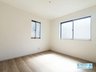 福万寺町３ 3090万円～3290万円 洋室床材のデザインはシンプルなデザインを採用しておりますので、家電や家具などの色味が合わせやすくなっておりますので非常に便利ですね♪ ご家族でのインテリアをお楽しみ頂けます♪