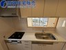 西舞子５（西舞子駅） 3480万円 キッチンでございます。収納スペース上下にございますので調理器具など豊富に収納可能です。現地（2024年3月2日）撮影