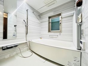 ピアッツァコート奈良駅前 浴室には窓がありますので、自然換気も可能です。お掃除は窓を開けたい派の方にも嬉しい仕様です♪ ゆったりとした浴槽で一日の疲れを癒して下さい♪