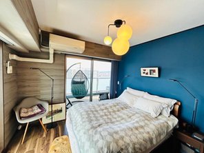 ピアッツァコート奈良駅前 寝室（洋室6.1帖）からバルコニーに出ると、ハンギングチェアがあります♪ 室内は青色系の壁紙を使用。脳は青色を見ると副交感神経が優位になり、リラックス効果や睡眠の質を高める効果があると言われています。
